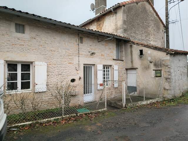 A vendre charmante maison de village située sur la commune Val-de-Comporte Saint Macoux 86400 — photo du bien