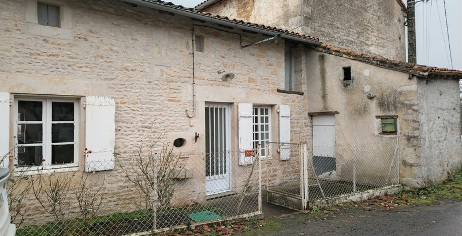 A vendre charmante maison de village située sur la commune Val-de-Comporte Saint Macoux 86400 — photo 1