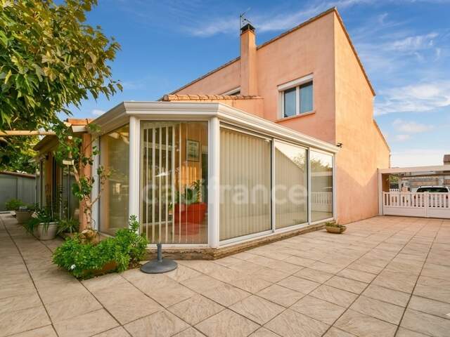 À vendre à Nébian, dans l’Hérault, villa familiale de 146 m² comprenant 5 pièces et 4 chambres, implantée sur un terrain de 628 m² exposé plein sud — photo du bien