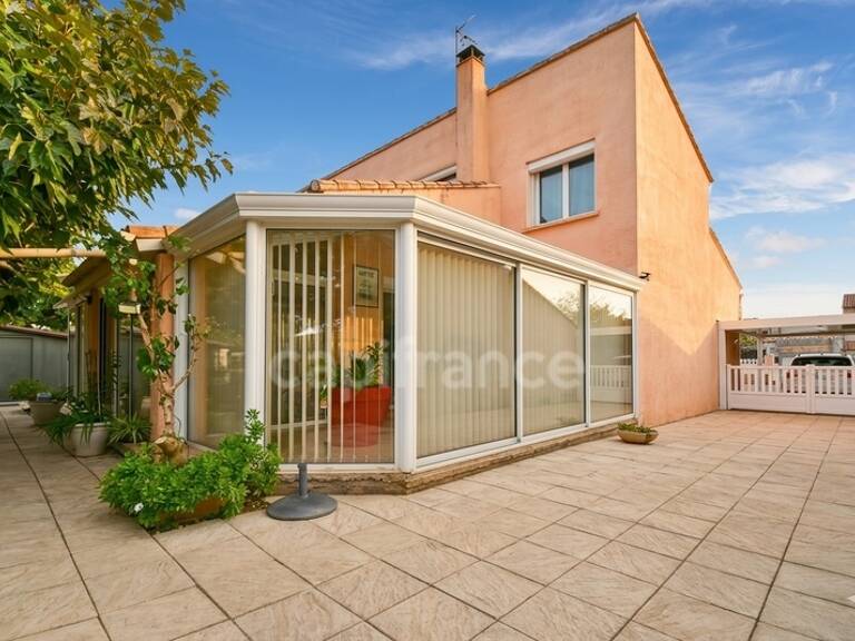 À vendre à Nébian, dans l’Hérault, villa familiale de 146 m² comprenant 5 pièces et 4 chambres, implantée sur un terrain de 628 m² exposé plein sud — photo 1
