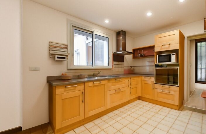 À vendre à Nébian, dans l’Hérault, villa familiale de 146 m² comprenant 5 pièces et 4 chambres, implantée sur un terrain de 628 m² exposé plein sud — photo 4