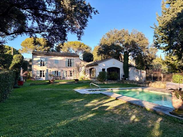 Maison À Vendre 8 pièces 210 m² avec piscine — photo du bien