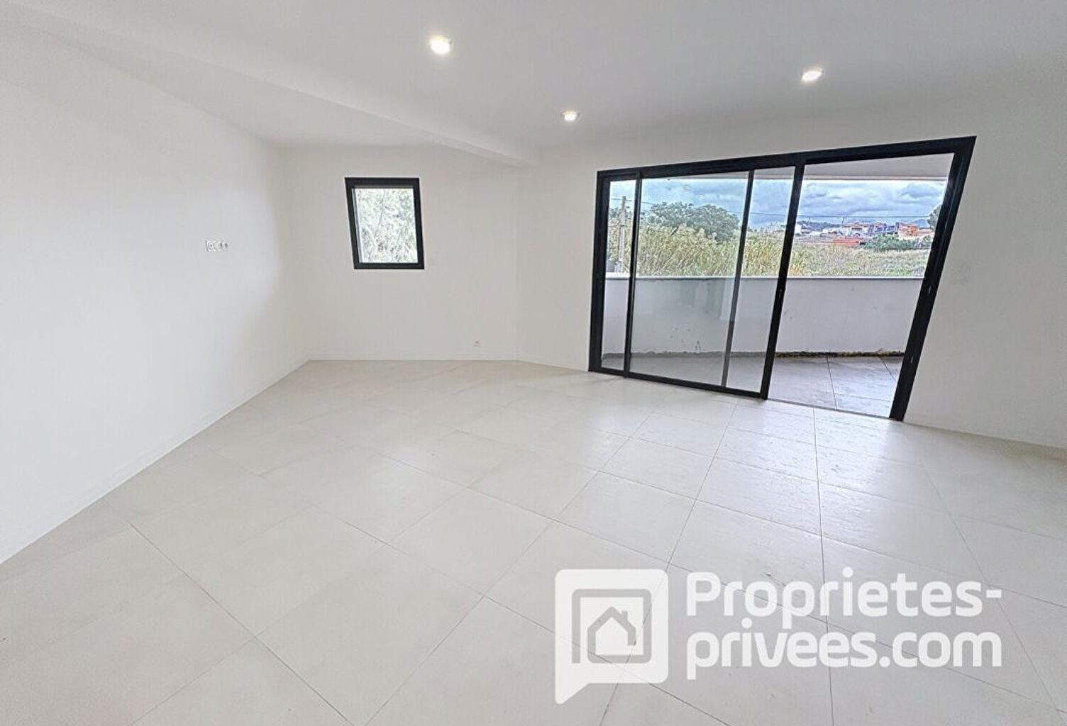 Grand T2 de 54 m², + box de 15 m² dans petite résidence calme — photo 1