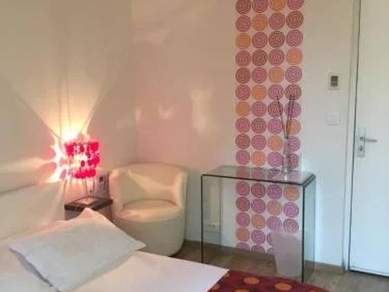 À Vendre : Murs Hôteliers Libres à Nice – — photo 1