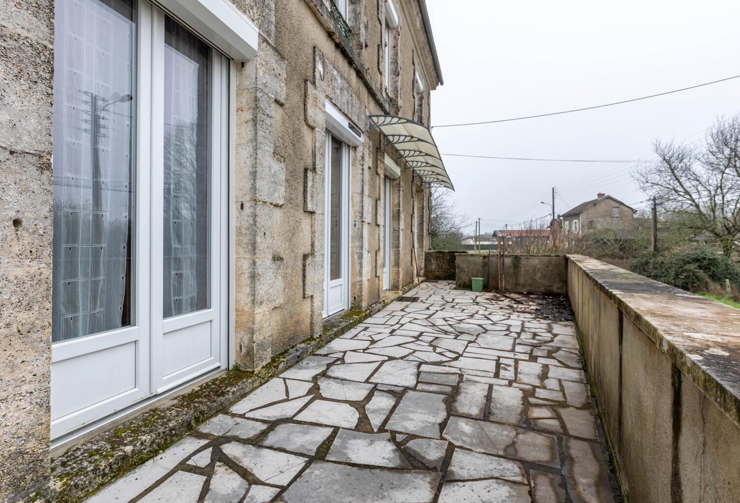 Ancienne école rénovée dans les années 80  130 m²  Terrain clos de 1 743 m² — photo 1
