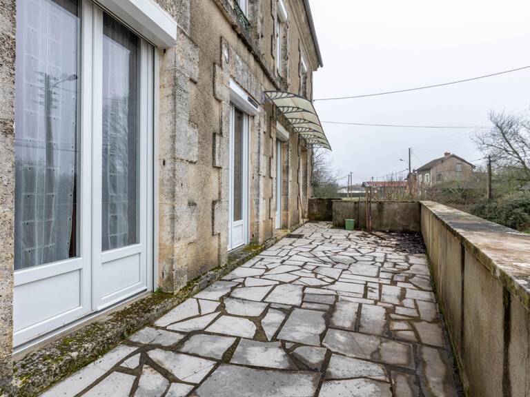 Ancienne école rénovée dans les années 80  130 m²  Terrain clos de 1 743 m² — photo 1