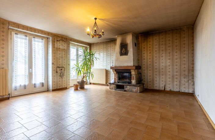 Ancienne école rénovée dans les années 80  130 m²  Terrain clos de 1 743 m² — photo 2