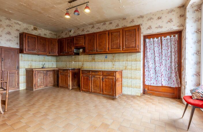 Ancienne école rénovée dans les années 80  130 m²  Terrain clos de 1 743 m² — photo 3