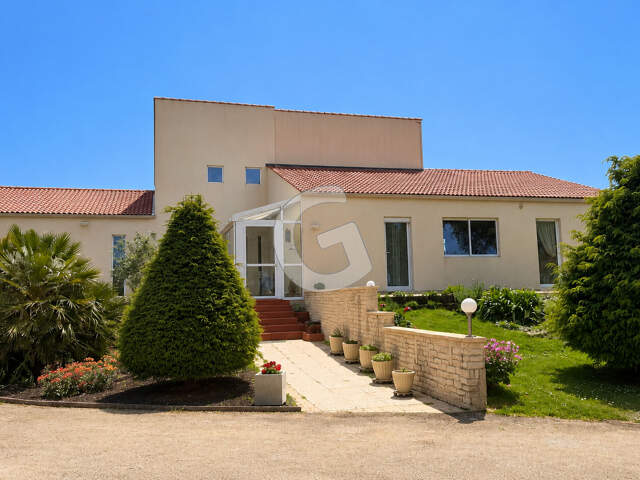 MAISON 5 PIECES 297M² A VENDRE LA JONCHERE — photo du bien