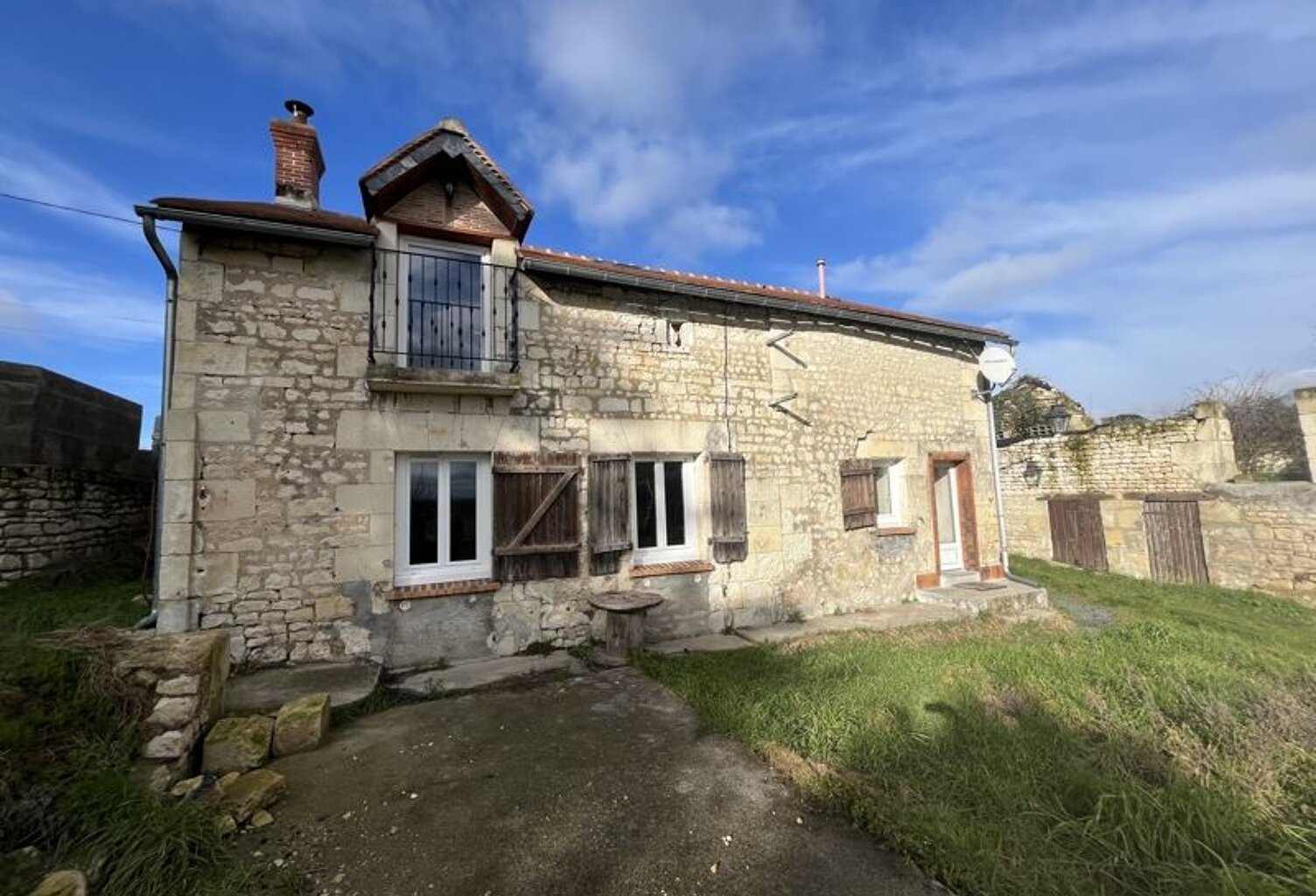 Maison en pierre de 3 pièces principales — photo 1