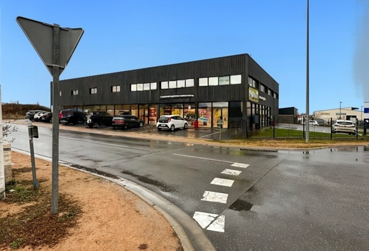 Local/bureau à louer DOMERAT (03) de 150 m2 situé dans la zone commerciale de chateauguay — photo 1