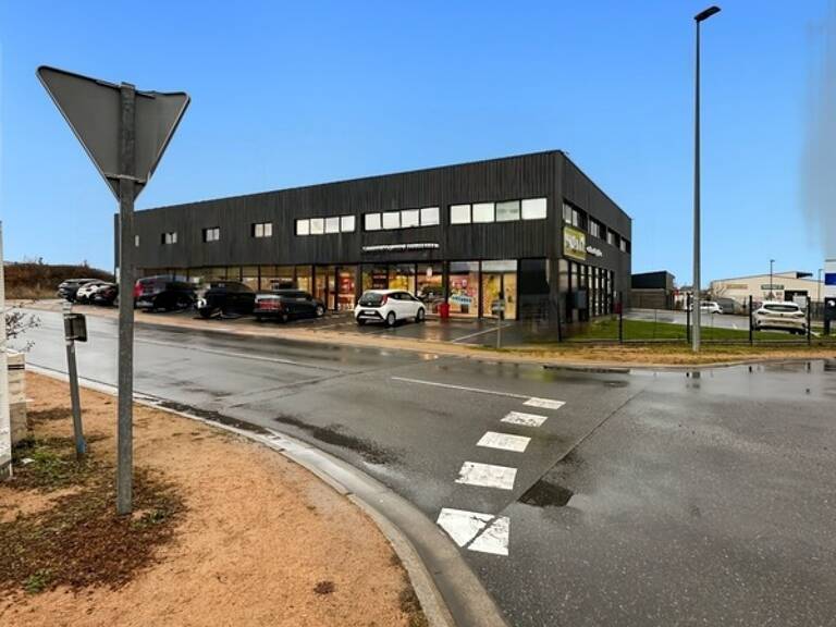 Local/bureau à louer DOMERAT (03) de 150 m2 situé dans la zone commerciale de chateauguay — photo 1