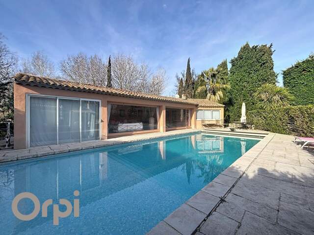 Maison de charme à Roquebrune-sur-Argens – 8 pièces – 204 m² avec piscine, dépendance, spa et jardin paysagé — photo du bien