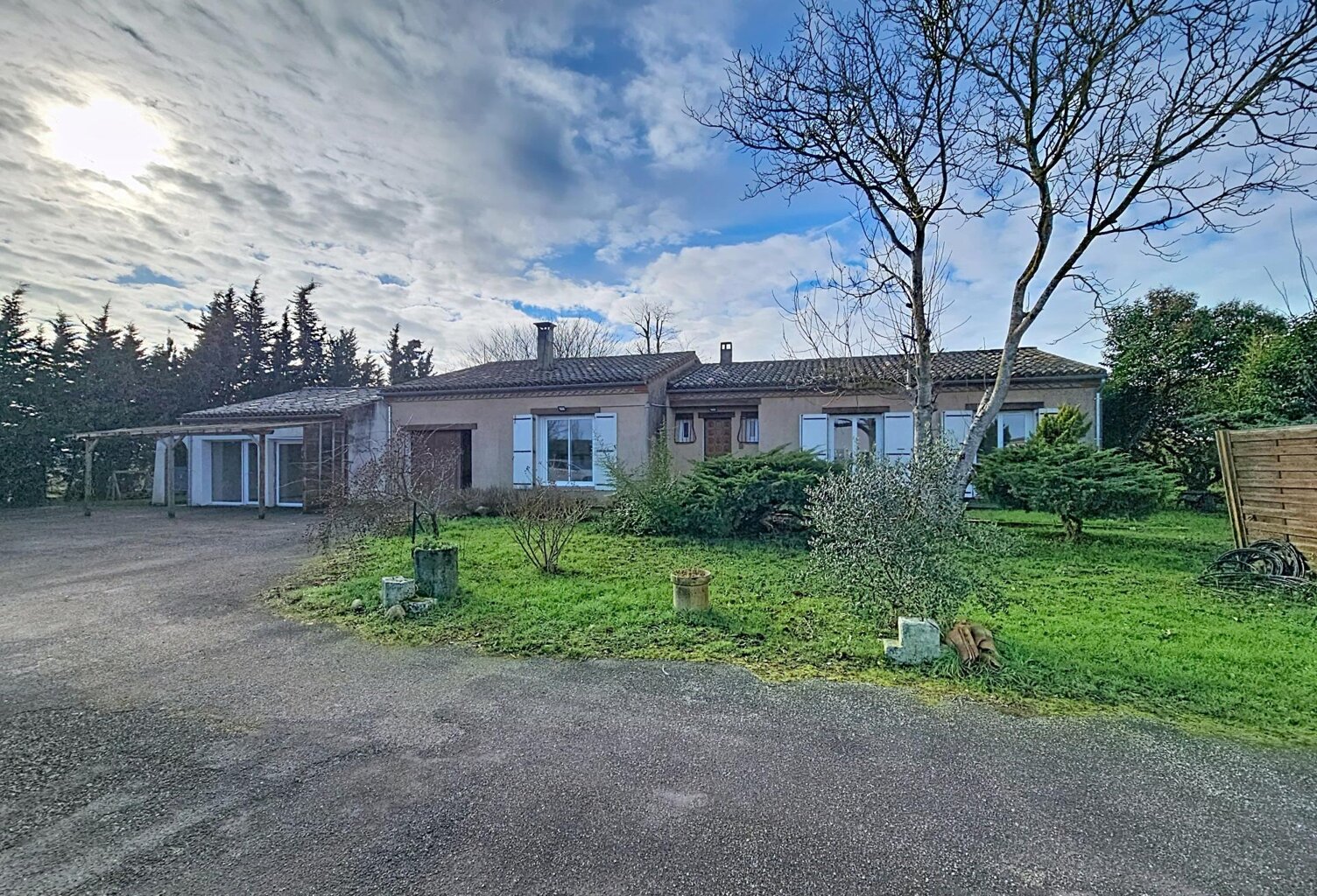 Maison de plain-pied avec dépendances  Villeneuve-la-Comptal  Idéale artisan ou projet évolutif — photo 1