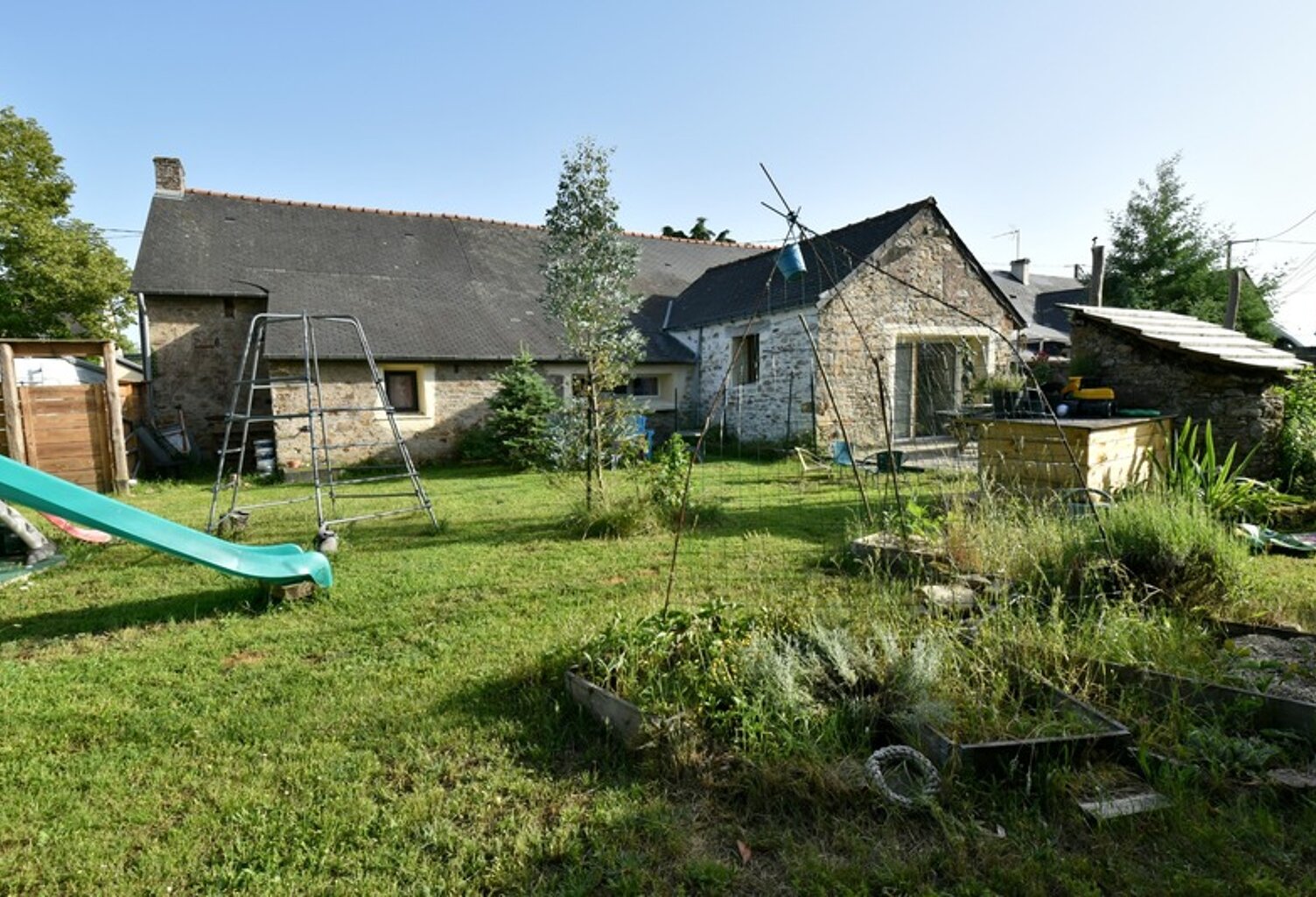MAISON EN PIERRE PLAIN-PIED 4 CHAMBRES + BUREAU + DEPENDANCES + JARDIN — photo 1