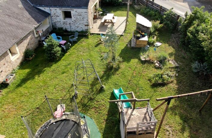 MAISON EN PIERRE PLAIN-PIED 4 CHAMBRES + BUREAU + DEPENDANCES + JARDIN — photo 2