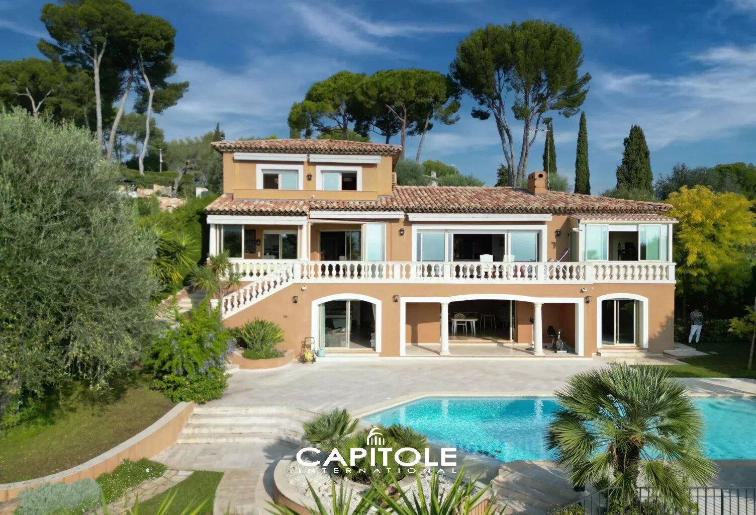 Golfe Juan, villa provençale d'environ 400 m² de 8 pièces  en po — photo 1