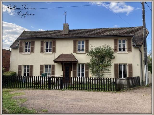Maison familiale à rénover avec grand terrain arboré — photo du bien