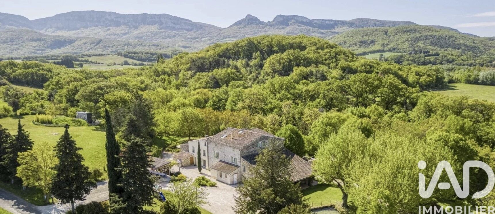 Pont-De-Barret - 750m² - 24p. - 14ch.