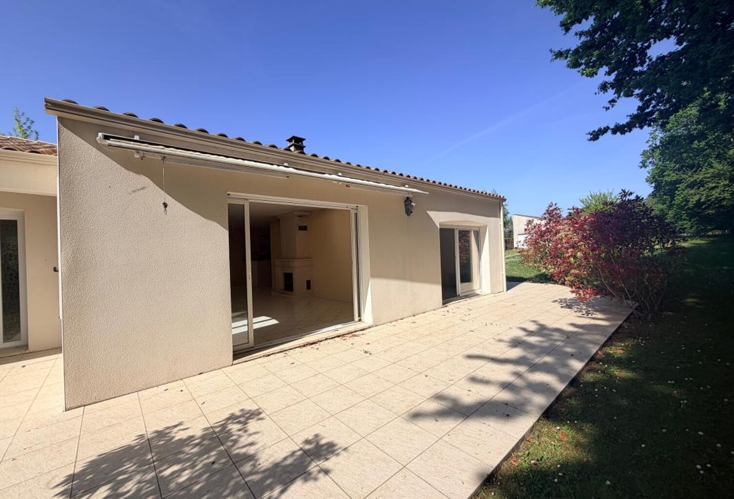 Maison lumineuse avec patio et environnement verdoyant — photo 1