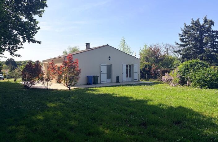 Maison lumineuse avec patio et environnement verdoyant — photo 3