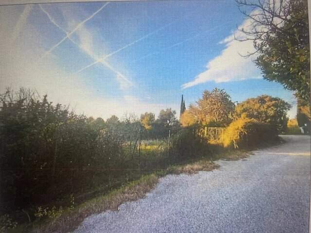 TERRAIN CONSTRUCTIBLE AU CŒUR DU VILLAGE — photo du bien