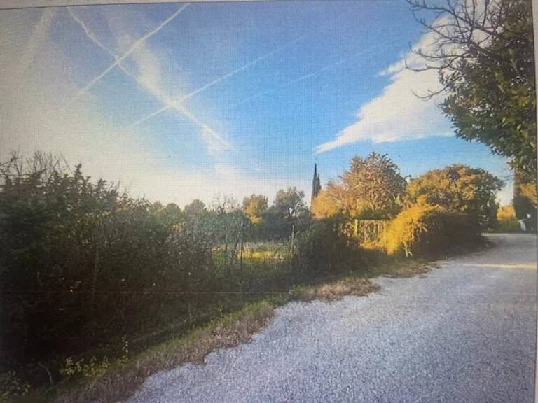 TERRAIN CONSTRUCTIBLE AU CŒUR DU VILLAGE — photo 1