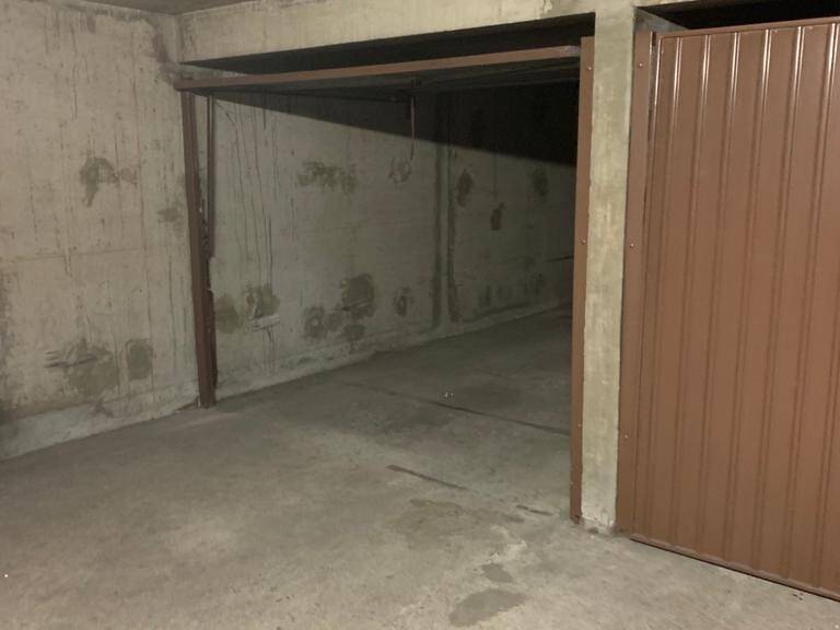 Garage   — photo 1