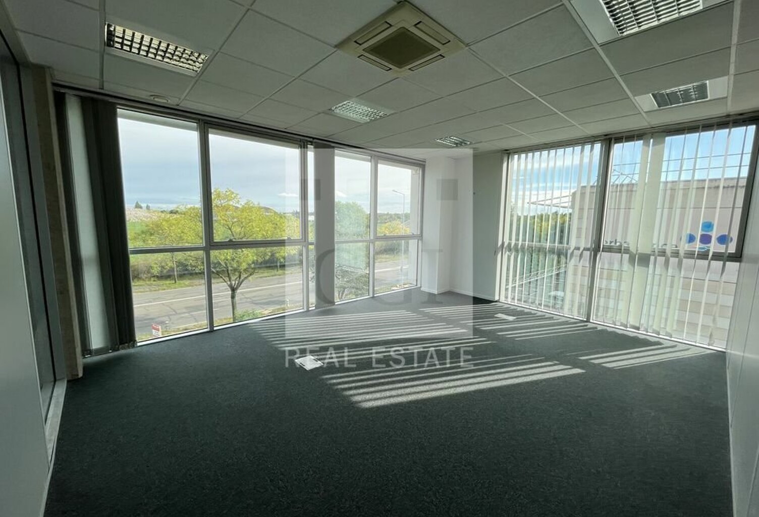 BUREAUX à LOUER — photo 1