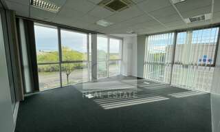 Bureau  473 m² à louer à Bron (69500)