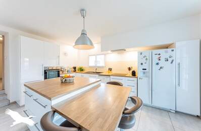 Maison en pierre de 7 pièces principales — photo du bien
