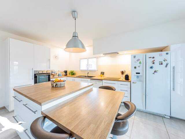Maison en pierre de 7 pièces principales — photo du bien