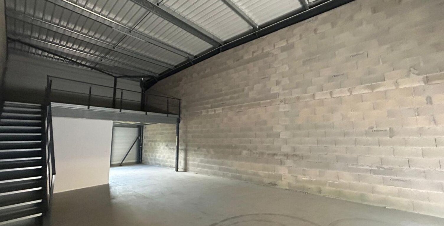 Location Local d'activités 300 m&sup2; — photo 1