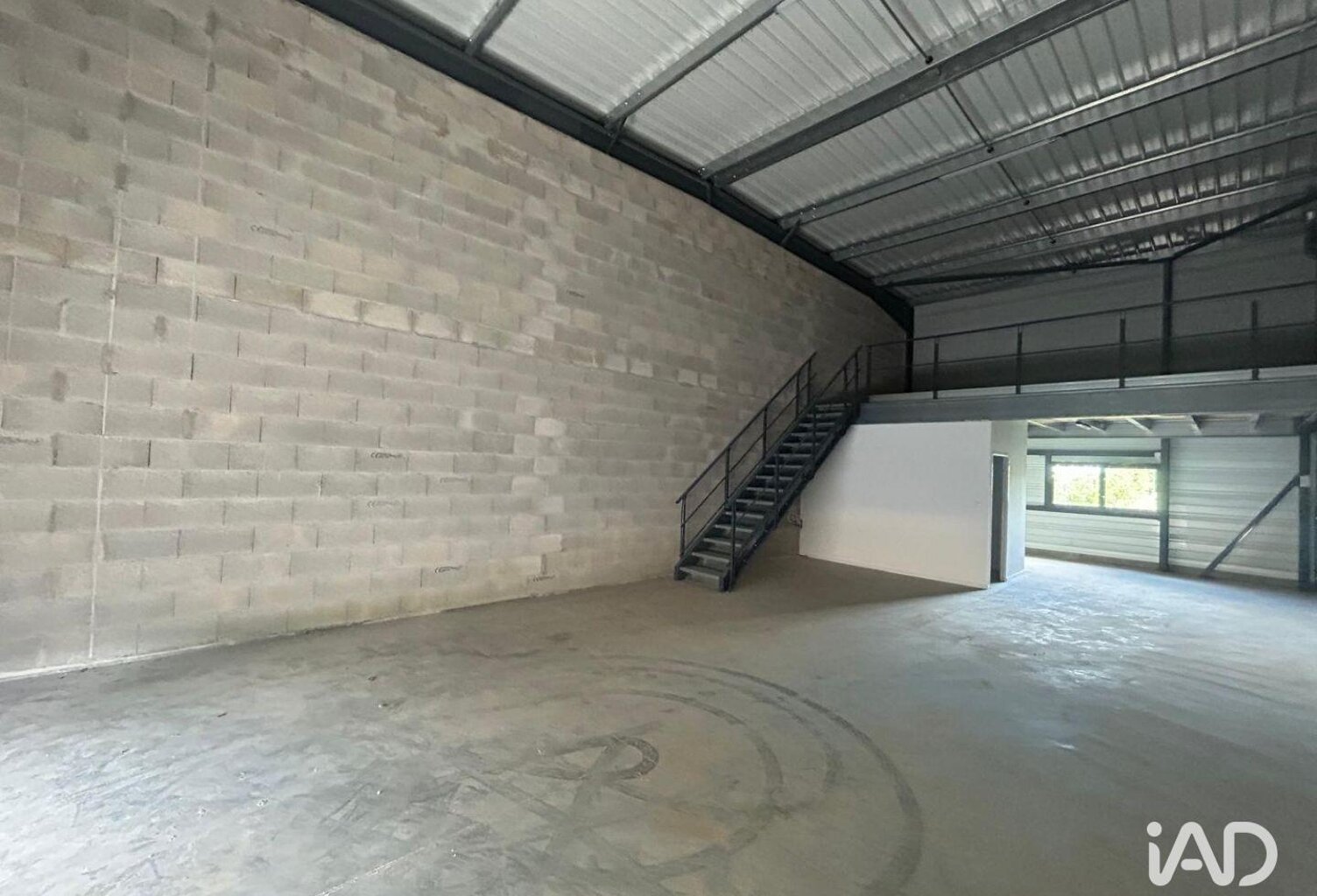Location Local d'activités 150 m&sup2; — photo 1