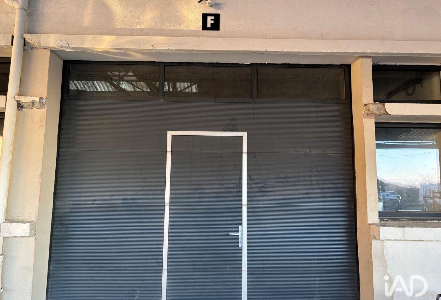 Location Local d'activités 202 m&sup2; — photo 1