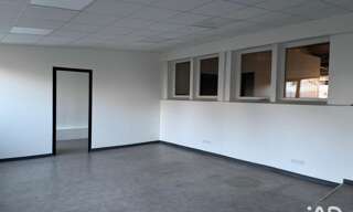 Commerce  305 m² à louer à Le Mesnil-Saint-Denis (78320)