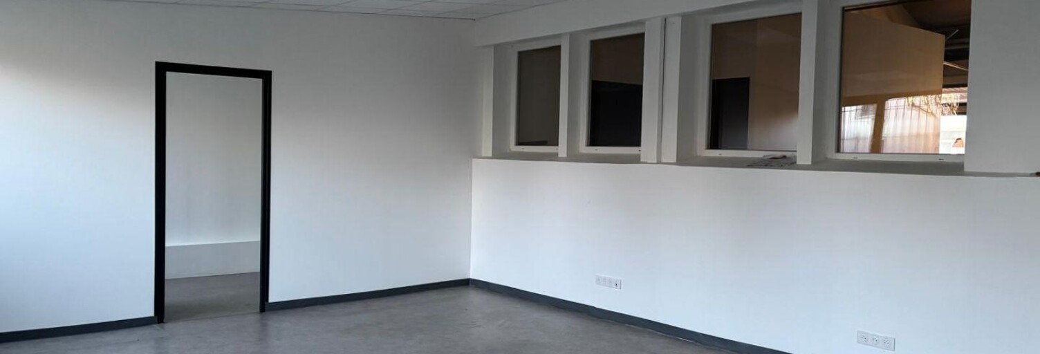 Commerce  305 m² à louer à Le Mesnil-Saint-Denis (78320)