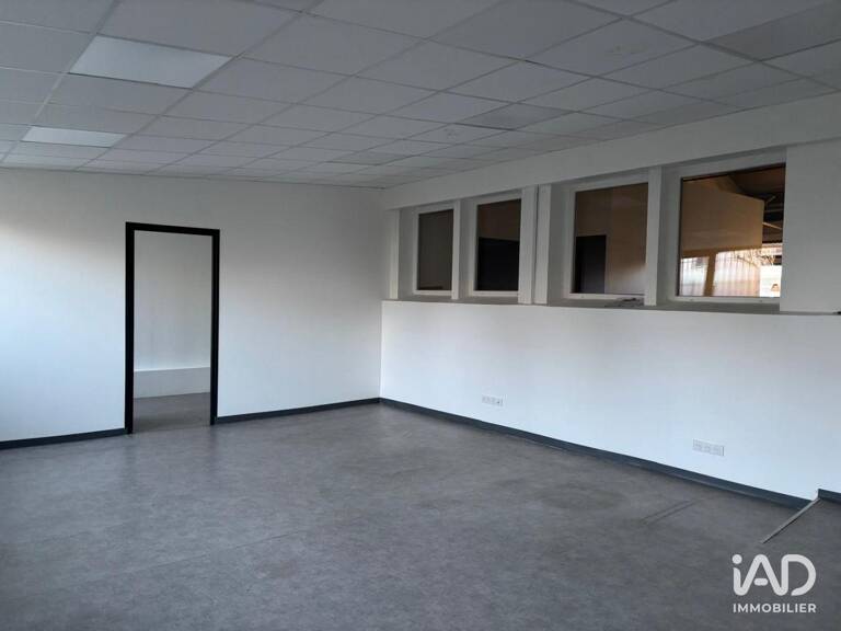 Location Local d'activités 305 m&sup2; — photo 1
