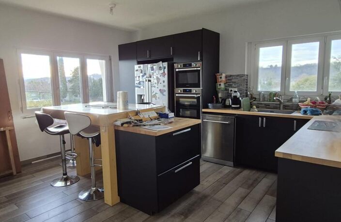 Maison T5 Rénovée – Piscine, Grand Terrain et proximité accès gare et autoroute — photo 5