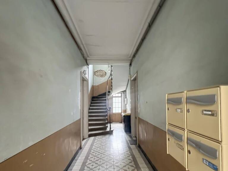 Nîmes centre, quartier Révolution, Hôtel particulier 350m2 à renover, cour, 4 garages (5 appartements) — photo 1