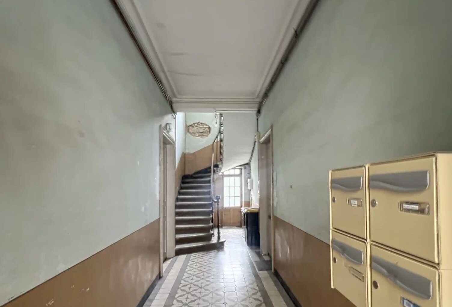 Nîmes centre, quartier Révolution, Hôtel particulier 350m2 à renover, cour, 4 garages (5 appartements) — photo 1