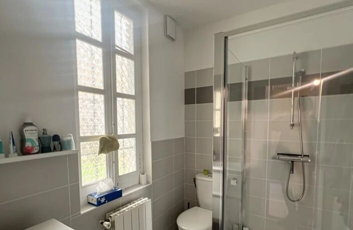 Nîmes centre, quartier Révolution, Hôtel particulier 350m2 à renover, cour, 4 garages (5 appartements) — photo 3