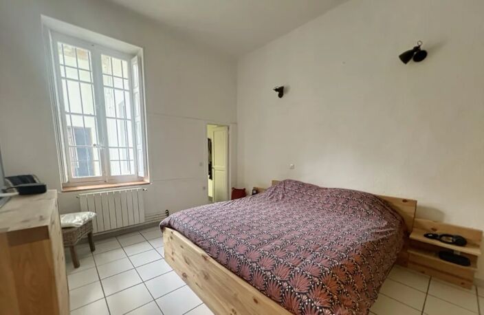 Nîmes centre, quartier Révolution, Hôtel particulier 350m2 à renover, cour, 4 garages (5 appartements) — photo 4