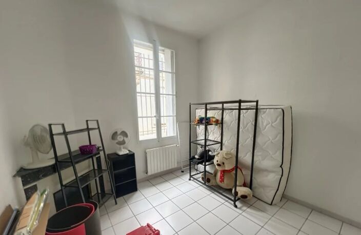 Nîmes centre, quartier Révolution, Hôtel particulier 350m2 à renover, cour, 4 garages (5 appartements) — photo 5