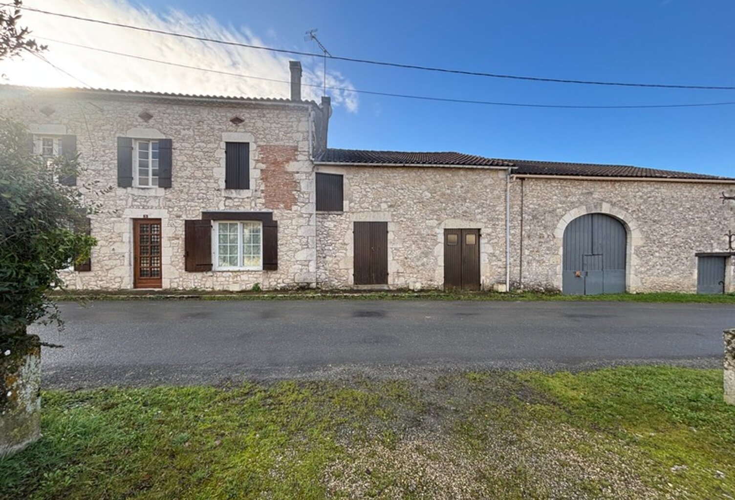 Maison de village en pierre avec dépendances — photo 1