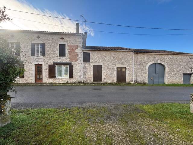 Maison de village en pierre avec dépendances — photo du bien