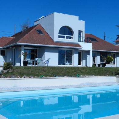 Maison 8 pièces 2250 €