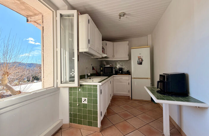 PIERREFEU-DU-VAR - APPARTEMENT T2/T3 LUMINEUX PROCHE PARKING — photo 3