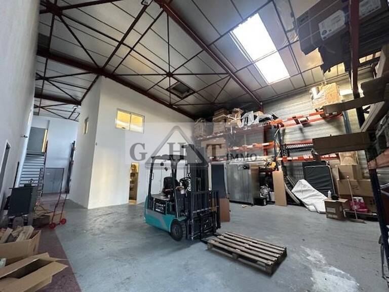 ENTREPOT 568M² A LOUER SAINTE-GENEVIEVE-DES-BOIS — photo 1
