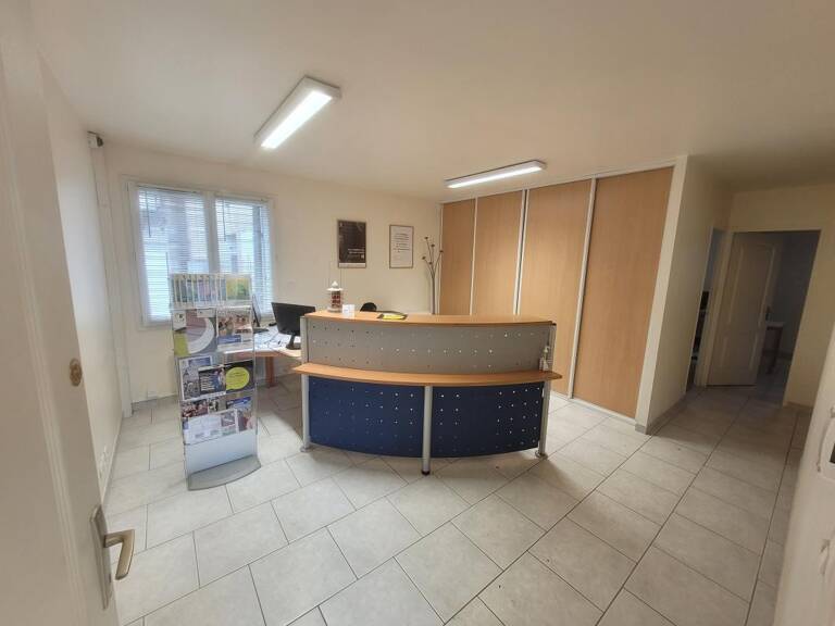   BUREAUX EN PARFAIT ÉTAT – EMPLACEMENT STRATÉGIQUE   — photo 1
